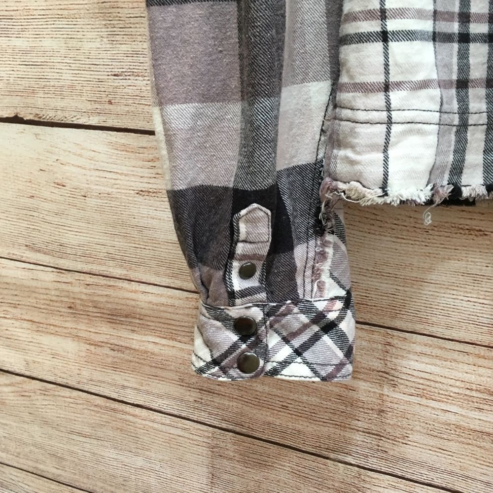 WE THE FREE‎ EMILY FLANNEL OVERSIZED TOP IN CHARCOAL PLAID - Picture 10 of 11